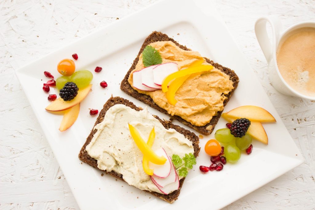 La forma en la que comemos o nos alimentamos cambia con el pasar del tiempo y la edad.